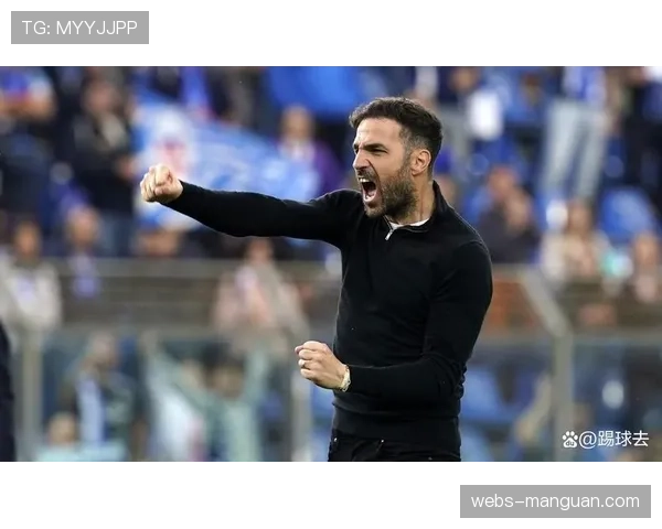 科莫主帅法布雷加斯赛前领取意甲3月最佳教练奖杯